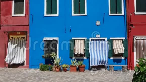 布拉诺，威尼斯，意大利。 布拉诺岛上有五颜六色房子的街道