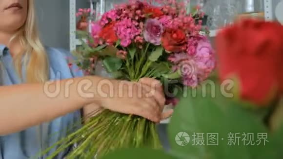 在花店做漂亮花束的专业花艺师视频