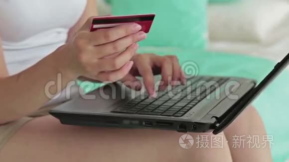 女人用信用卡在网上购物视频