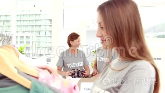 微笑着年轻的女志愿者分开衣服视频