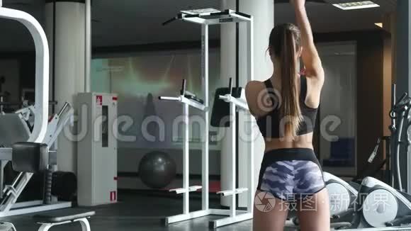 年轻女子在健身房做运动视频
