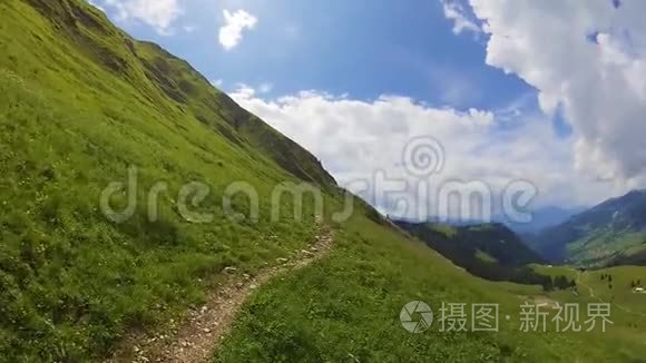 在瑞士山区徒步旅行视频