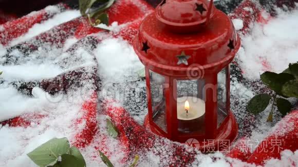 带雪的灯笼里的喜庆红烛视频