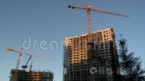 起重机在施工现场工作视频