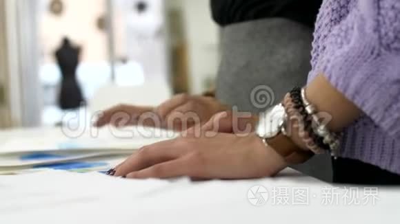 女人的手在纸上画出衣服的草图视频