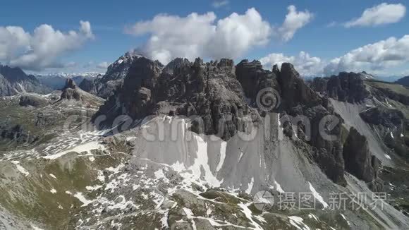 意大利白云石山脉的鸟瞰图视频