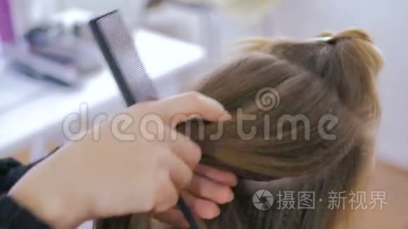 为年轻美女做发型的专业理发师视频