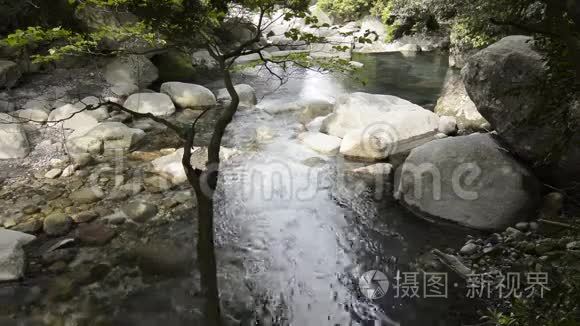 小溪在岩石间流淌