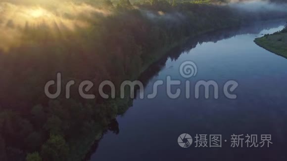 绿色草地河流的空中地貌视频