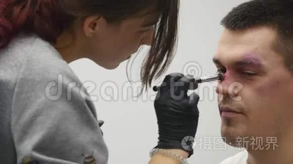化妆师在工作中应用特效化妆视频
