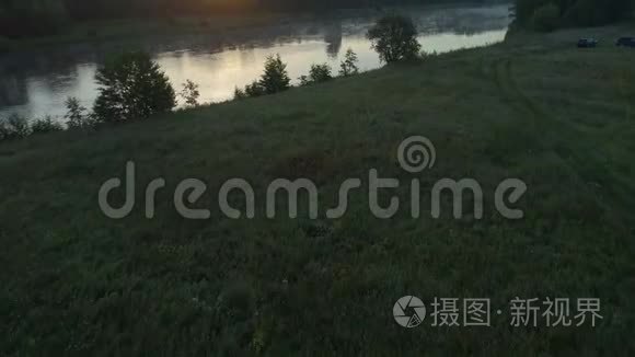 绿色草地河流的空中地貌视频