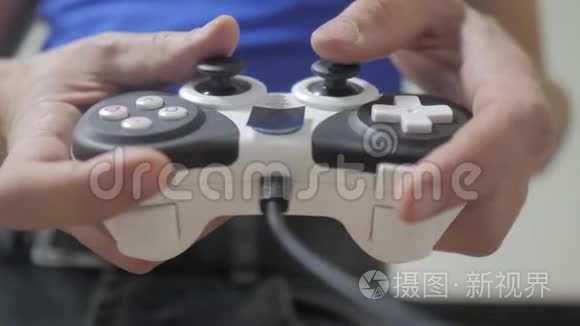 在电视上玩gamepad的人手上有视频控制台。 手持生活方式新操纵杆在电视上播放视频控制台。 玩游戏