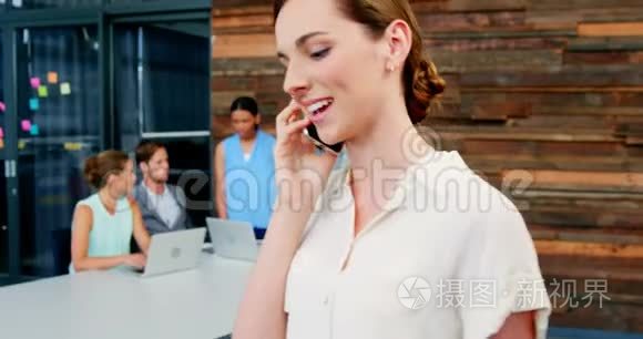 微笑的商务主管在用手机说话视频