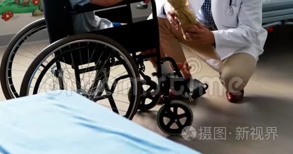 男医生与病房儿童病人互动视频