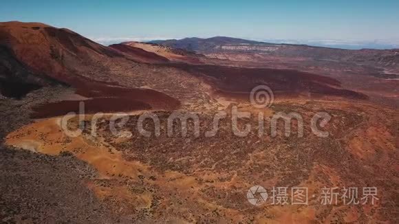 从空中俯瞰海德国家公园，飞越山脉和坚硬的熔岩。 加那利群岛