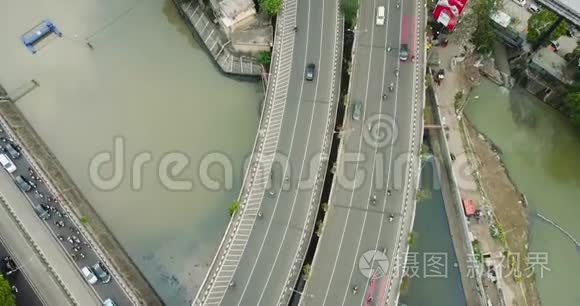 繁忙的高速公路和雅加达城市景观