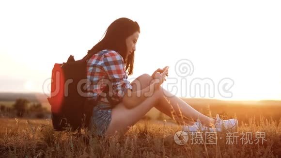 希普斯特徒步旅行者剪影女孩旅行者休息慢动作视频与背包。 学生女孩娱乐公园