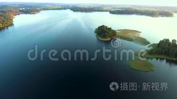蓝色湖泊中的绿色岛屿视频