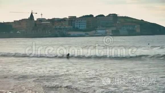 城市海滩日落，大西洋海岸沐浴着金色的阳光，橙色的空气和平静