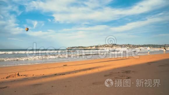 城市海滩日落，大西洋海岸沐浴着金色的阳光，橙色的空气和平静