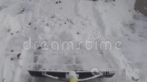 冬雨过后用铲子铲雪视频