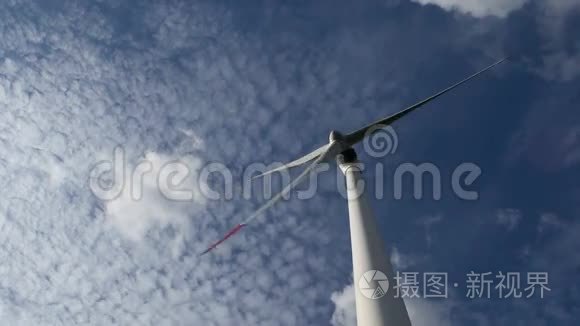 能源风力涡轮机和云层天空视频