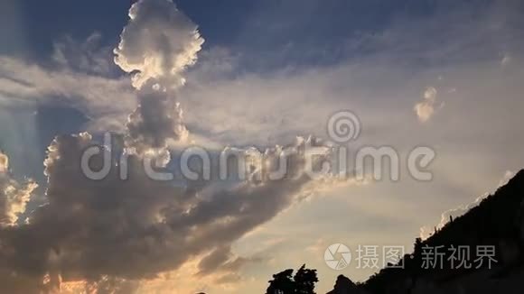 天空中的日落。 晚霞中的天空和红日..