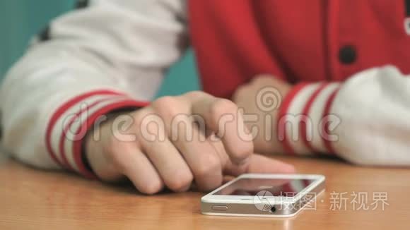 学生按下智能手机屏幕上的手指视频