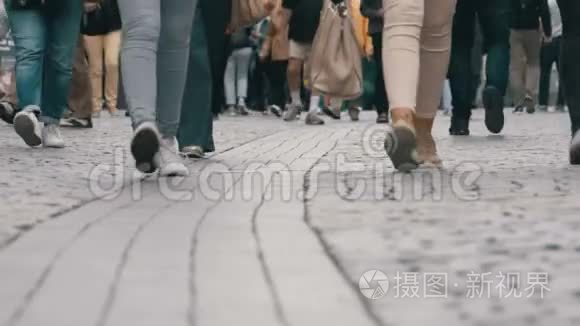 在街上行走的群众的腿视频