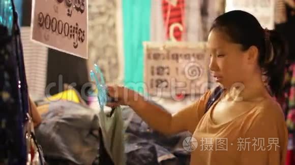 中国女青年在亚洲夜市购物视频