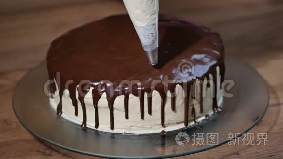 糖果商正在装饰巧克力蛋糕视频