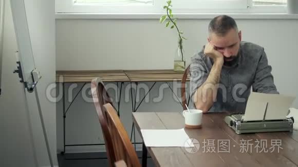 寻找灵感和打字的男作家视频