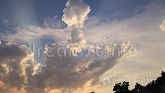 天空中的日落。 晚霞中的天空和红日..