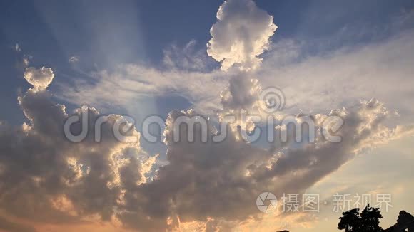 天空中的日落。 晚霞中的天空和红日..