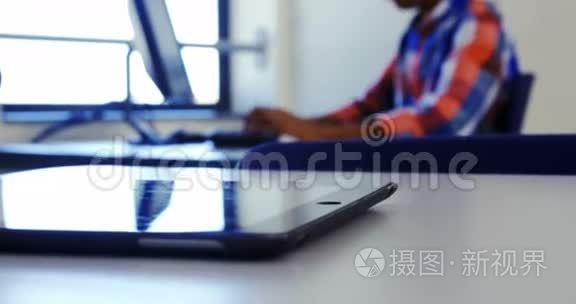 在教室里用电脑学习的学生