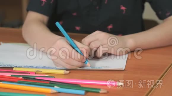 小女孩用彩色铅笔画画视频