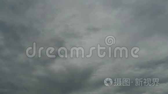 灰雨云在天空中移动。 时间流逝