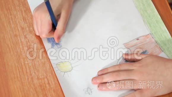 孩子们用彩色铅笔画画视频