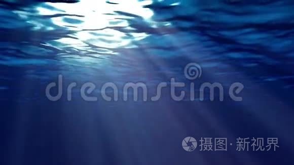 在水下看到深蓝色海洋表面视频