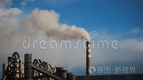 水泥厂从管道制造厂冒出来的烟视频