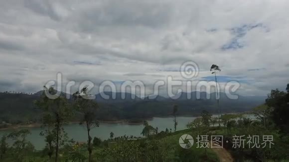 从陆地山看到湖泊或河流视频