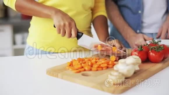 一对带平板电脑的家庭烹饪食品视频