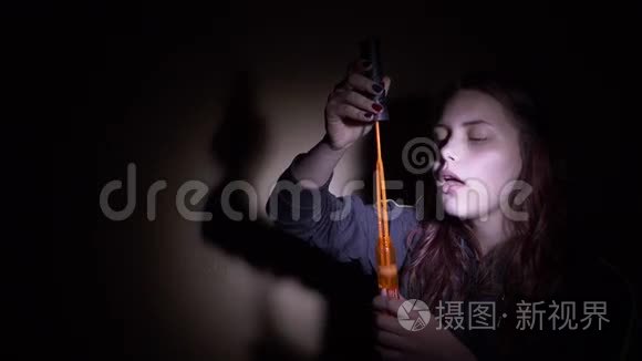 漂亮的女孩吹肥皂泡