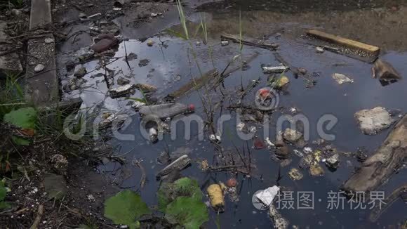 大量垃圾污染我们的水域视频