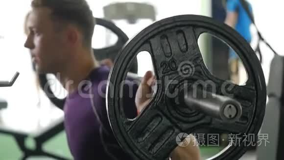 肌肉男在健身房用杠铃锻炼视频