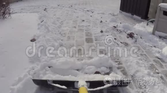 冬雨过后用铲子铲雪视频