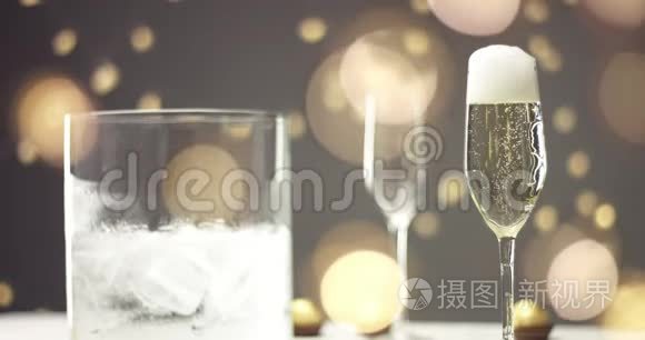 在一杯起泡葡萄酒中的节日泡泡视频