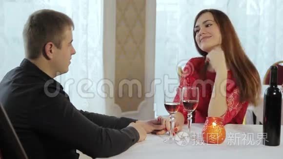 女孩和男人浪漫的晚餐视频