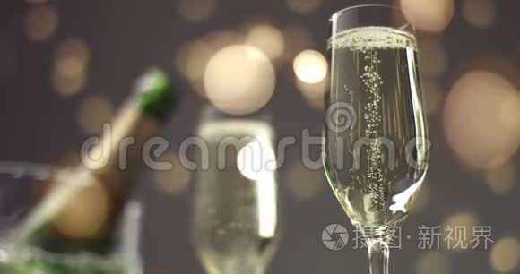 在一杯起泡葡萄酒中的节日泡泡视频