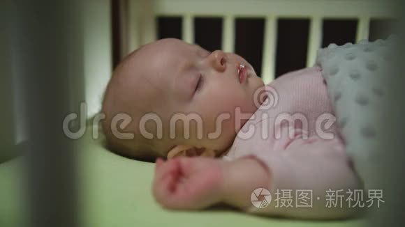 熟睡中的新生婴儿娃娃特写镜头